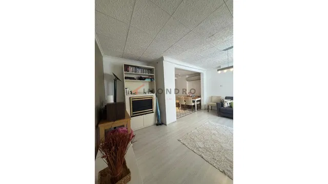 Σαλόνι; τζάκι, φυσικό φως, μοντέρνο στυλ