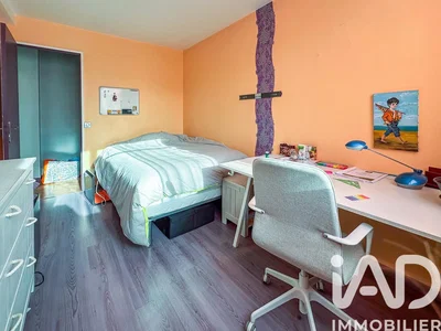 Dormitorio; suelo de madera, luz natural