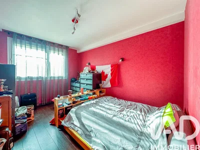 Dormitorio; luz natural, suelo de madera
