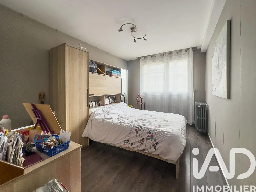 Dormitorio; luz natural, suelo de madera