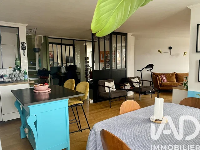 Sala de estar; chão de madeira, luz natural, estilo moderno