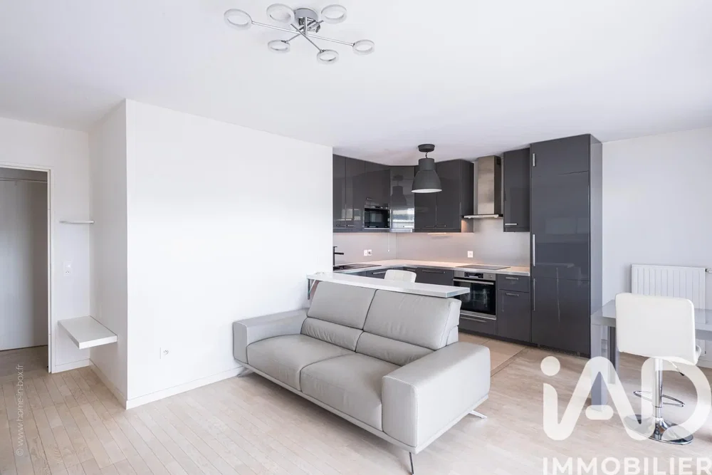 Oturma odası; modern stil, ahşap zemin, doğal ışık