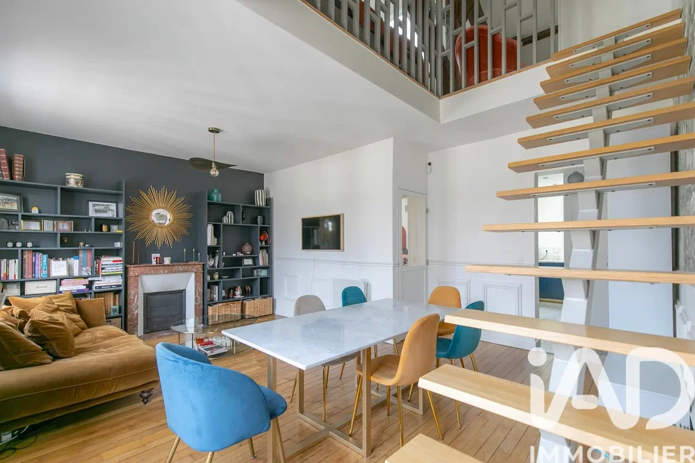 Дневна соба; модерни стил, дрвени под, камин, природно светло