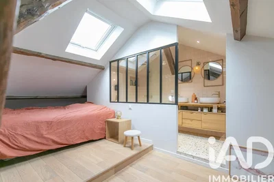 Yatak odası; doğal ışık, ahşap zemin