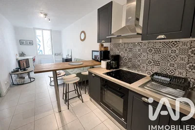 Cozinha; eletrodomésticos, chão de azulejo, renovado, luz natural, estilo moderno