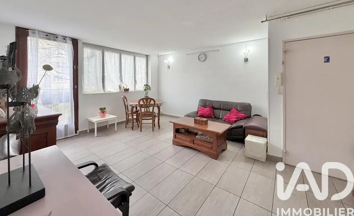 Дневна соба; плочице, природно светло