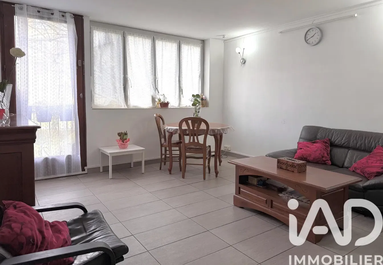 Дневна соба; плочице, природно светло