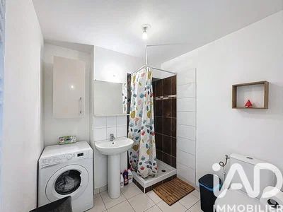 Banyo; fayans zemin, doğal ışık