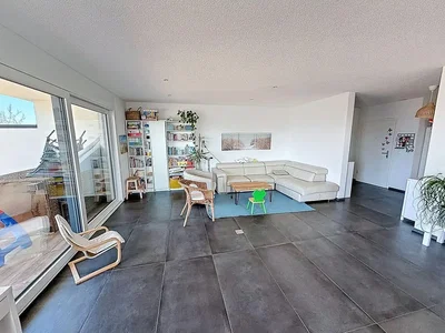 Wohnzimmer; fliesenboden, tageslicht, moderner stil