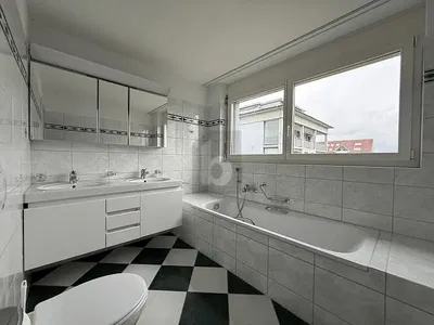 Badezimmer; fliesenboden, tageslicht, blick