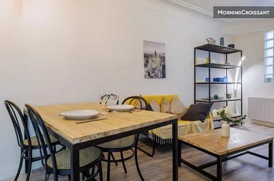 Oturma odası; modern stil, ahşap zemin, doğal ışık