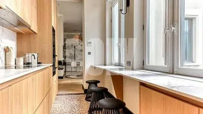 Kuhinja; kuhinjski aparati, prirodno svjetlo, moderni stil