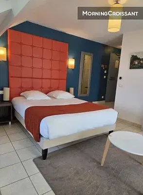 Yatak odası; modern stil, doğal ışık