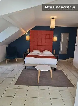 Yatak odası; modern stil, doğal ışık