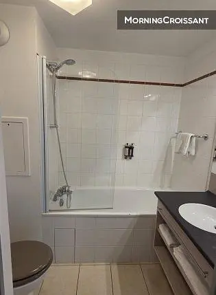 Banyo; fayans zemin, doğal ışık, tadilatlı