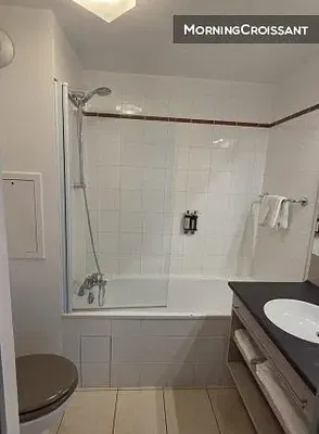 Banyo; fayans zemin, doğal ışık, tadilatlı