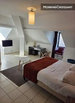 Yatak odası; doğal ışık, fayans zemin