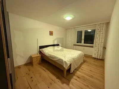 Schlafzimmer; holzboden, tageslicht