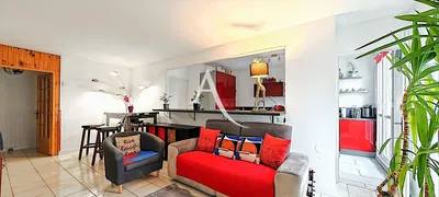 Oturma odası; fayans zemin, doğal ışık, modern stil