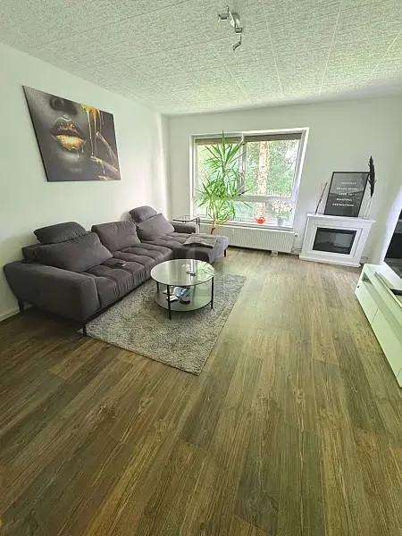 Woonkamer; natuurlijk licht, houten vloer, moderne stijl