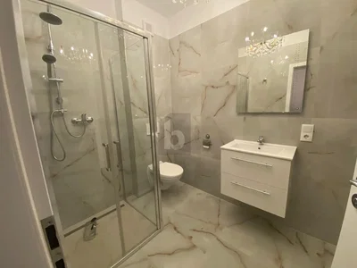 Badezimmer; fliesenboden, renoviert, tageslicht, moderner stil