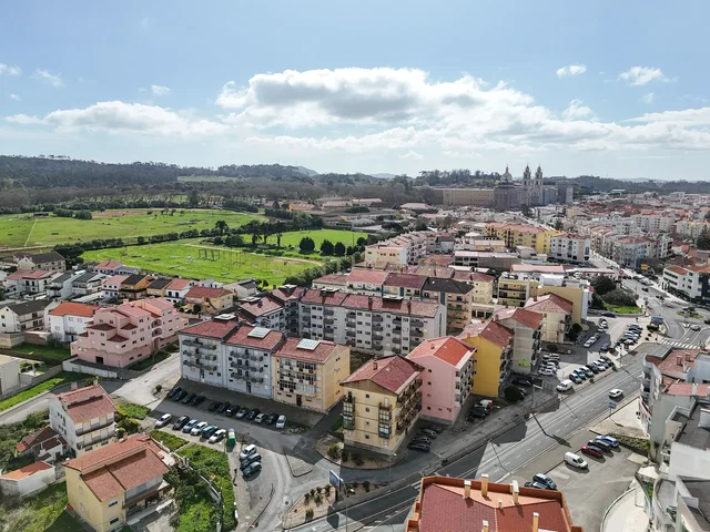 Casa y alrededores; vista