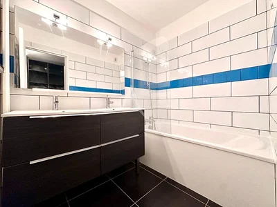 Banyo; fayans zemin, tadilatlı, doğal ışık, modern stil