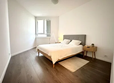 Yatak odası; ahşap zemin, doğal ışık, modern stil