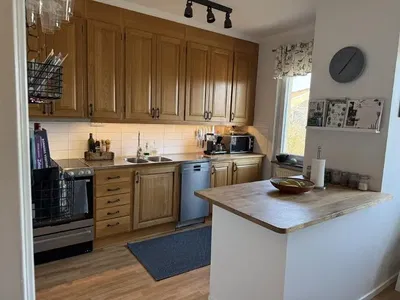 Küche; küchengeräte, holzboden, tageslicht, moderner stil