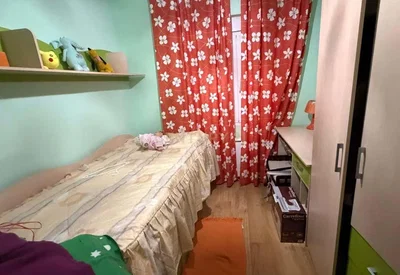 Ložnice; dřevěná podlaha, přirozené světlo