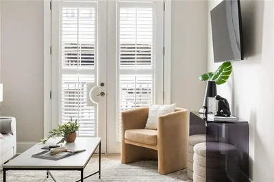 Oturma odası; doğal ışık, modern stil