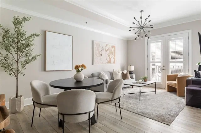 Sala de estar; luz natural, estilo moderno, chão de madeira