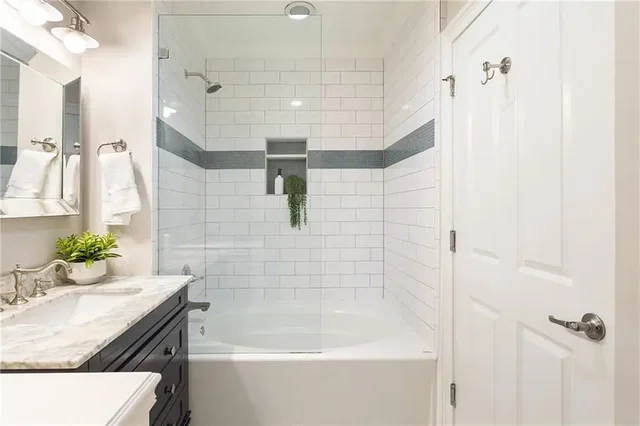 Salle de bain; carrelage, lumière naturelle, rénové