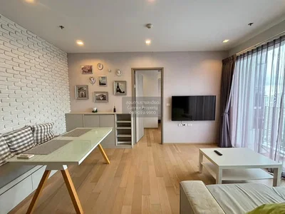 Wohnzimmer; holzboden, tageslicht, moderner stil