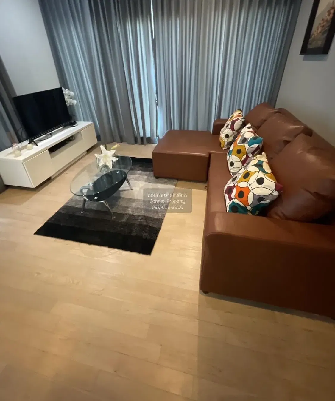 Wohnzimmer; holzboden, tageslicht, moderner stil