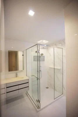 Badezimmer; fliesenboden, renoviert, tageslicht, moderner stil