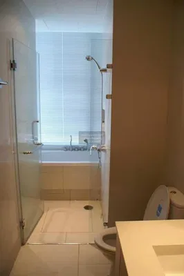 Badezimmer; fliesenboden, tageslicht