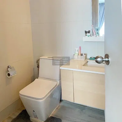 Toilette; fliesenboden, tageslicht