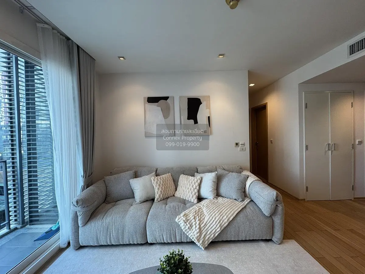 Obývací pokoj; výhled, dřevěná podlaha, přirozené světlo, moderní styl