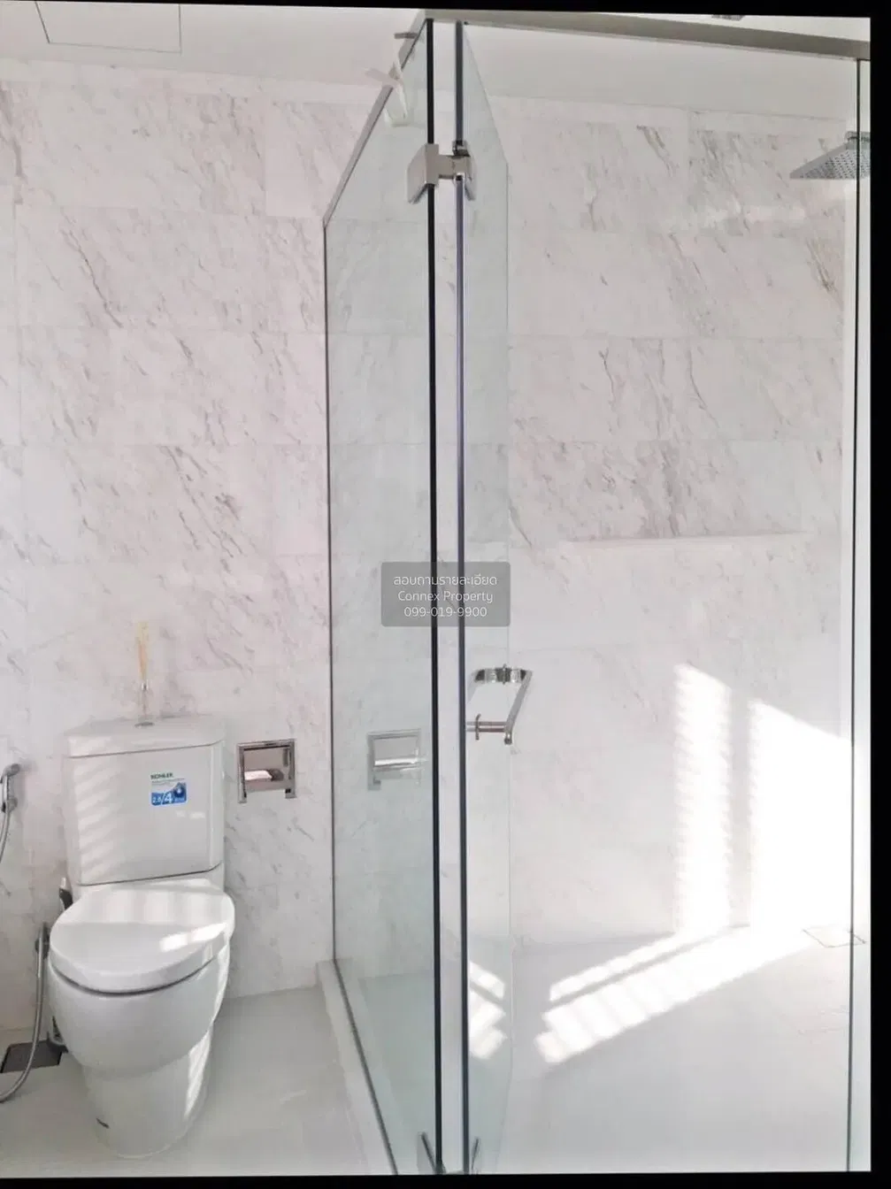 Badezimmer; fliesenboden, tageslicht, renoviert