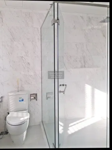 Badezimmer; fliesenboden, tageslicht, renoviert