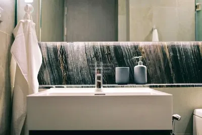 Bagno; pavimento in piastrelle, ristrutturato, luce naturale, stile moderno