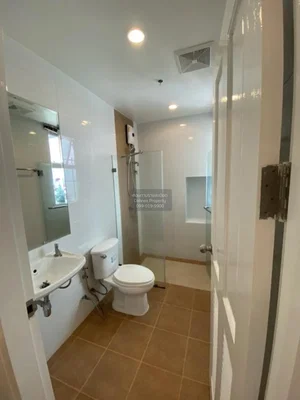 Badezimmer; fliesenboden, tageslicht