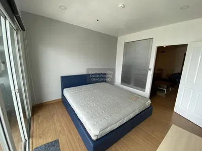 Schlafzimmer; holzboden, tageslicht