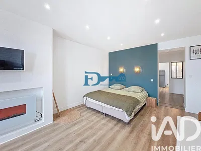 Spavaća soba; kamin, drveni pod, renoviran, prirodno svjetlo, moderni stil