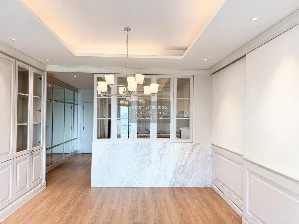 Soggiorno; pavimento in legno, luce naturale, stile moderno