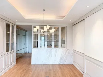 Soggiorno; pavimento in legno, luce naturale, stile moderno