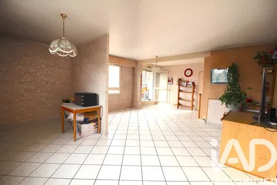 Oturma odası; fayans zemin, tadilat gerekiyor, doğal ışık