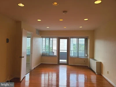 Soggiorno; pavimento in legno, luce naturale, vista