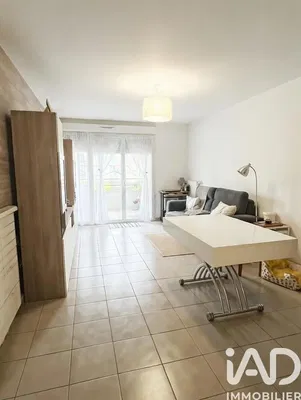 Дневна соба; плочице, природно светло, модерни стил